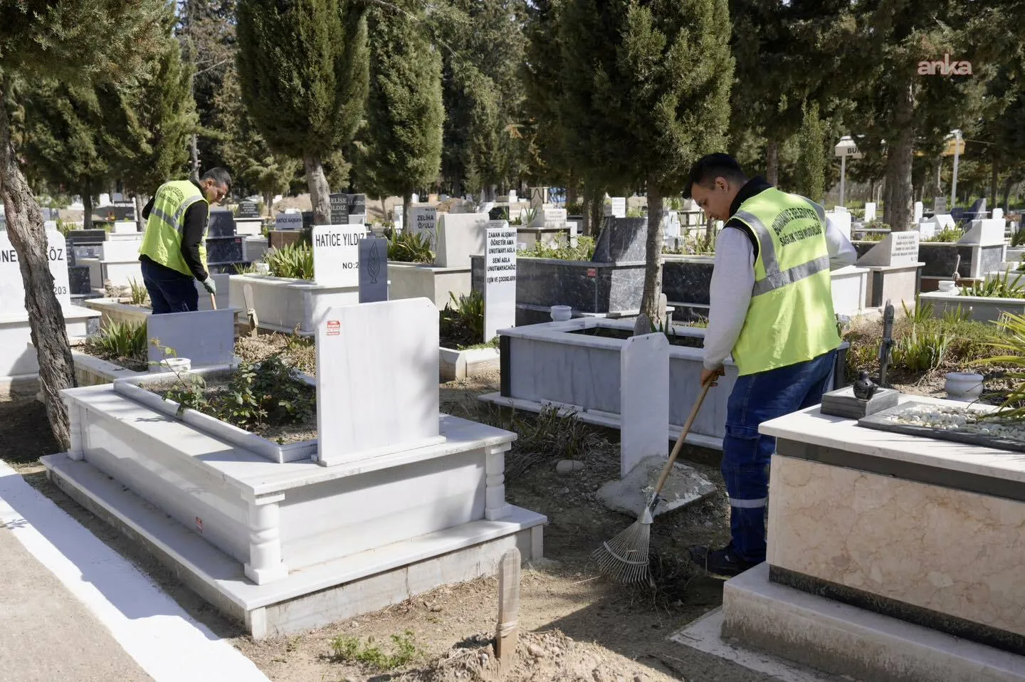 Burhaniye Belediyesi, ilçedeki mezarlıkları bayram ziyaretlerine hazırlıyor